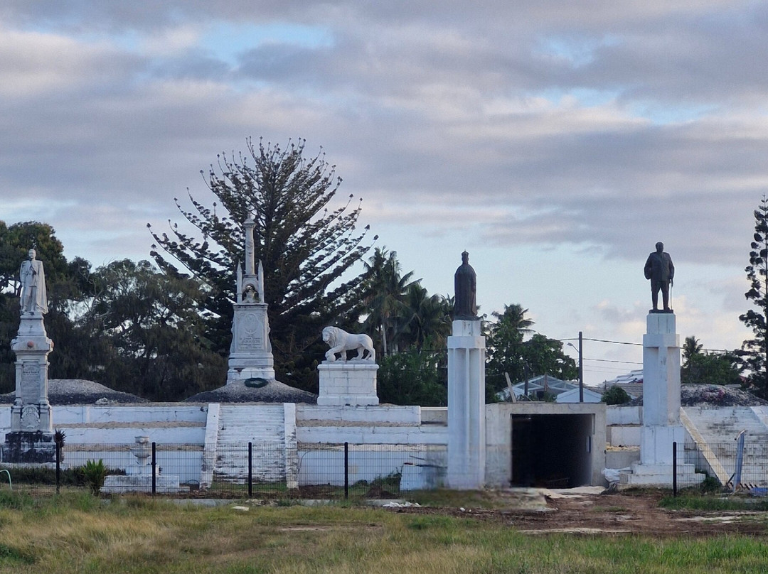 Royal Tombs-努库阿洛法必去景点