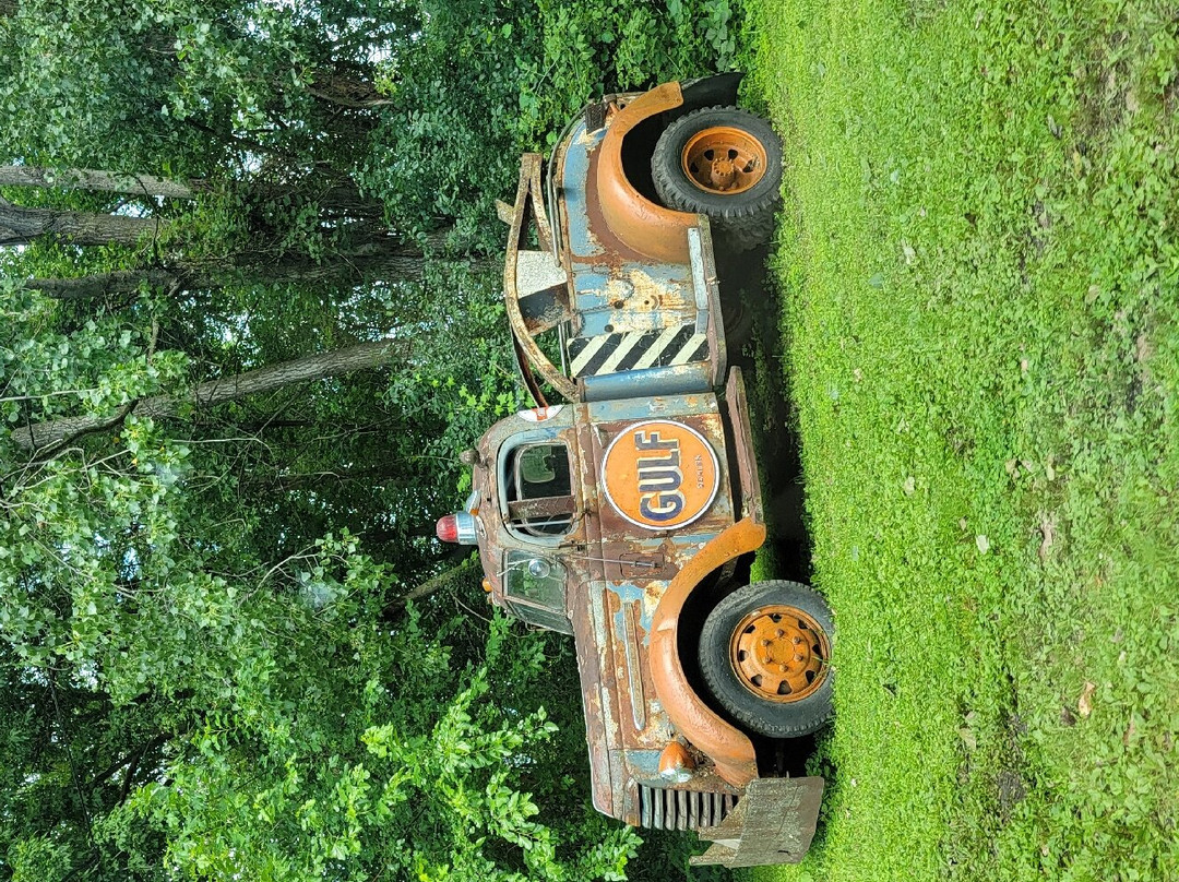 Hot Sam’s Antiques & Used Furniture-Lakeville必去景点