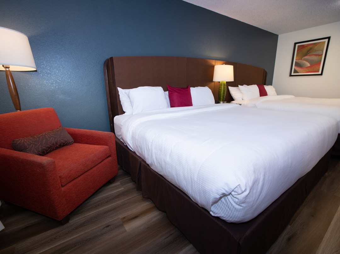 Alliance Hotel & Suites, a Howard Johnson by Wyndham主图