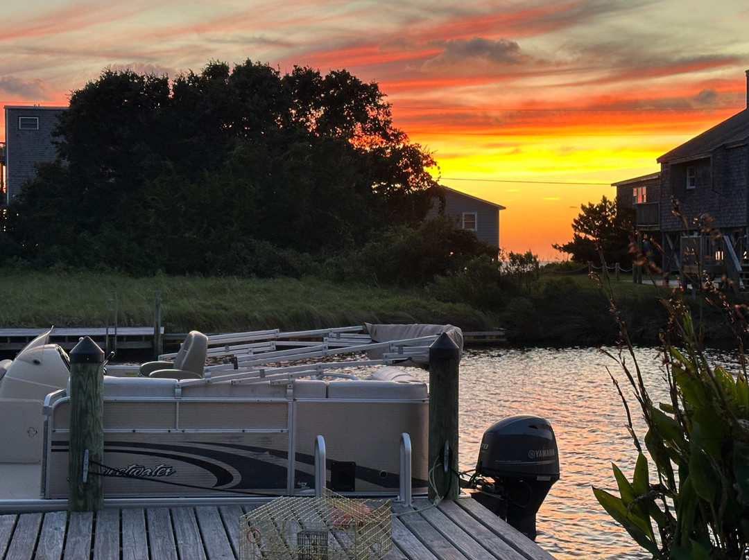 Charlie’s Boat Rentals-Waves必去景点