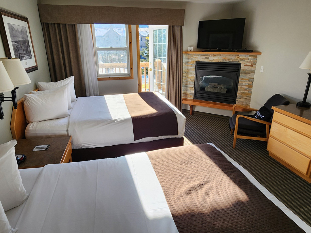 Canmore Rocky Mountain Inn主图