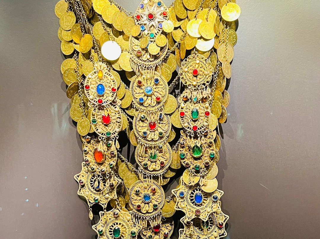 Victoria G. Karelias Collection of Greek Traditional Costumes-卡拉马塔必去景点