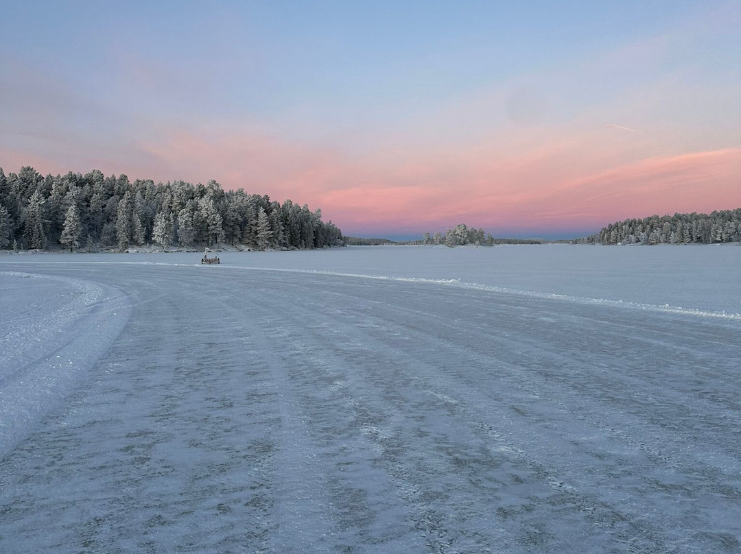 Inari Lake Skating-伊瓦洛必去景点