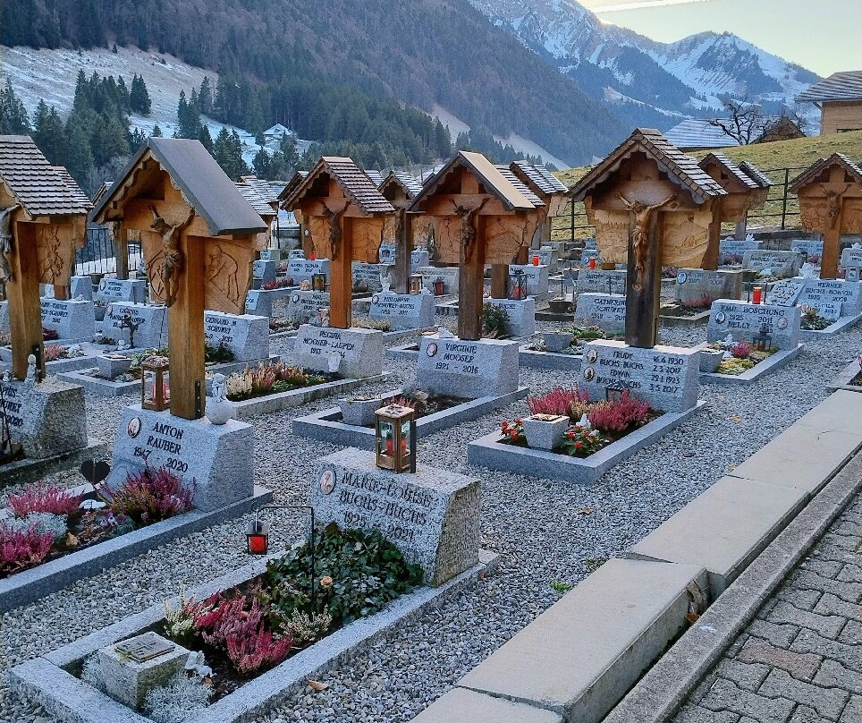 Friedhof Und Holzschnitzerei-Jaun必去景点