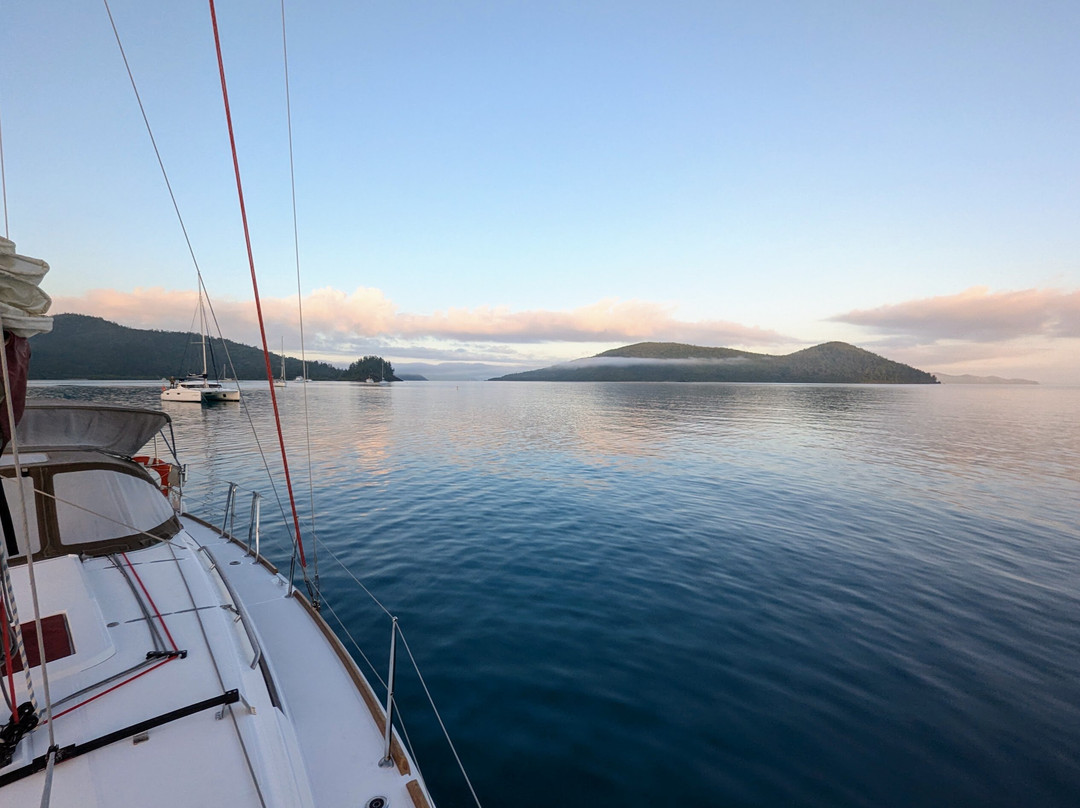 Cumberland Charter Yachts-艾尔利滩必去景点