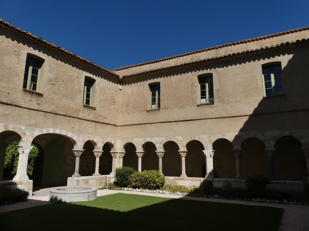 Eglise Saint Michel , le cloitre et le linteau-Saint Genis des Fontaines必去景点