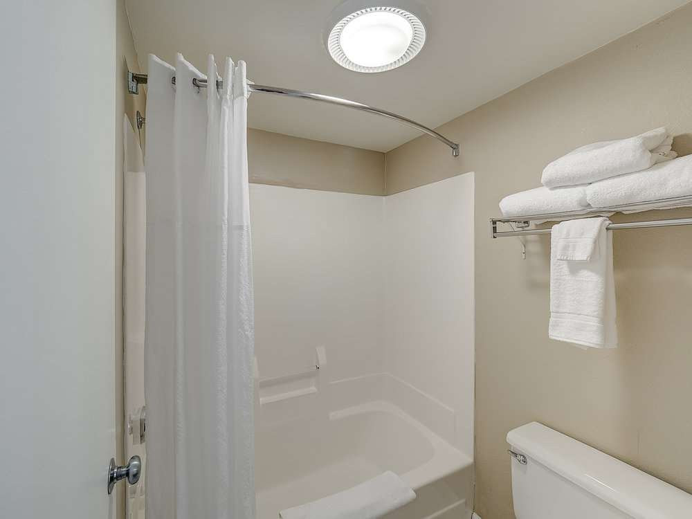 Eastlake Suites Hotel & Conference Center By Oyo Urbana主图