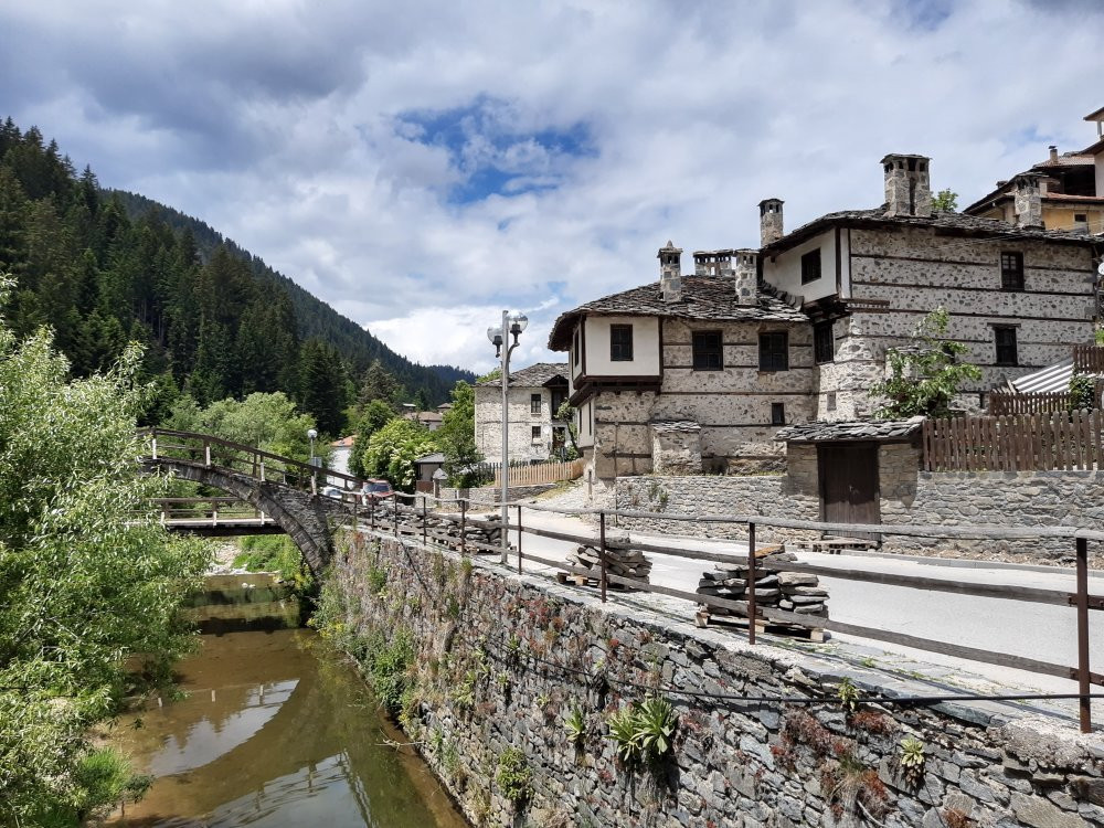 authentic Rhodopean architecture-Shiroka Laka必去景点