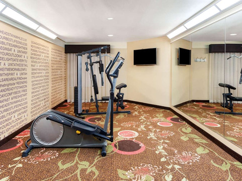 塞金拉昆塔温德姆套房酒店主图