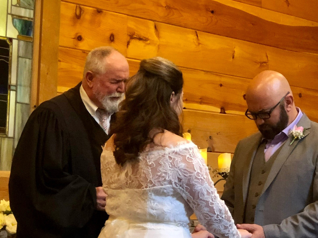 Gatlinburg's Little Log Wedding Chapel-盖林柏格必去景点