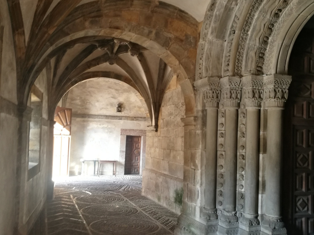 Colegiata de Santa Maria de Arbas-Villamanin必去景点