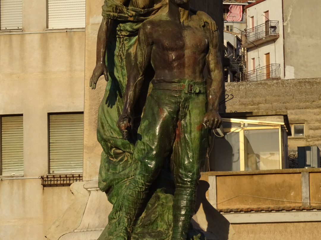 Monumento ai Caduti-皮亚扎－阿尔梅里纳必去景点
