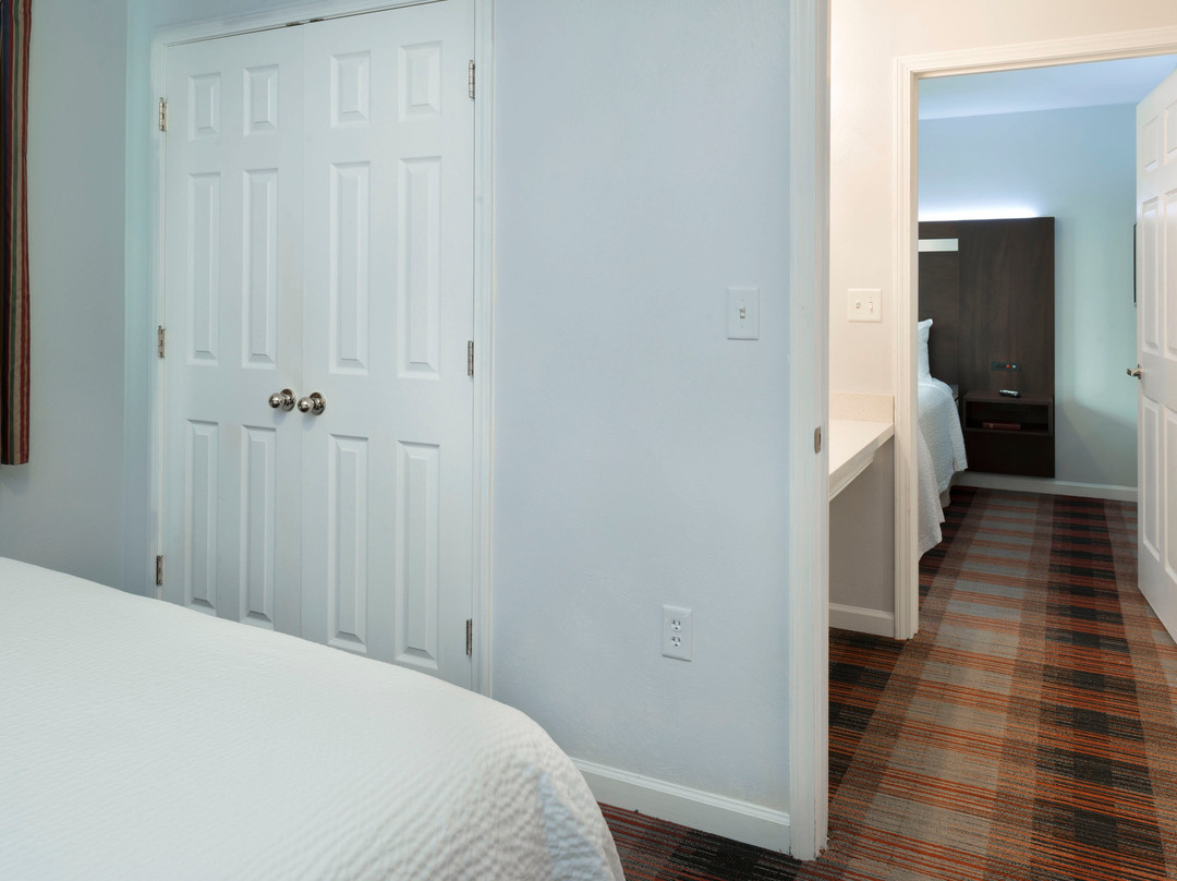 Luxbury Inn & Suites主图