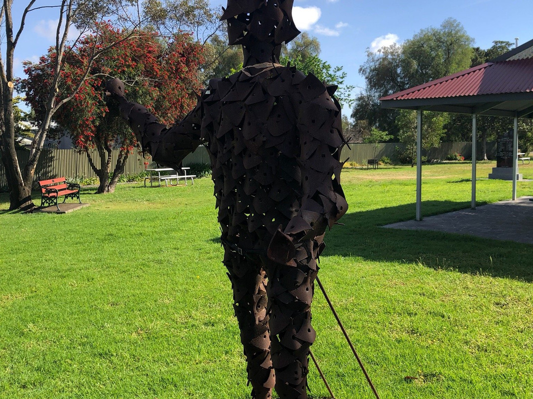 Iron Man Sculpture-Nullawil必去景点