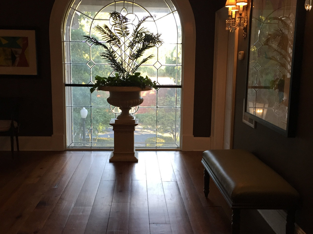 The James Madison Inn主图