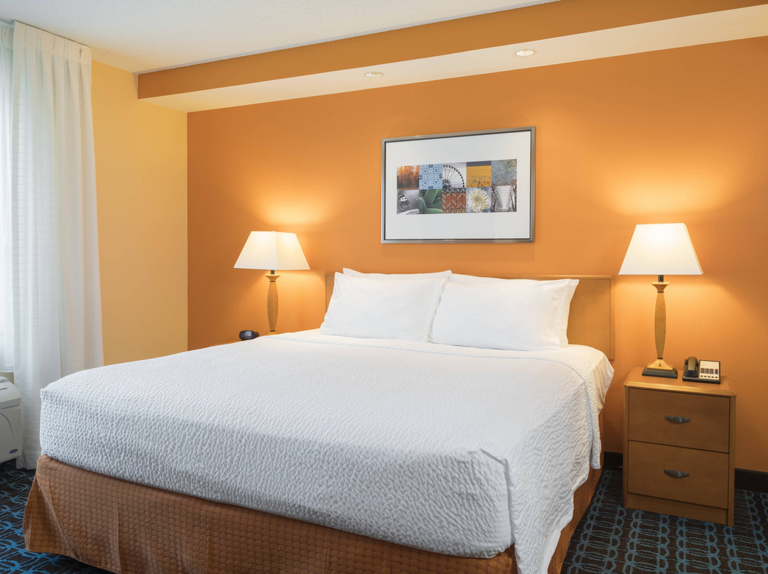 州立学院费尔菲尔德客栈&套房酒店主图