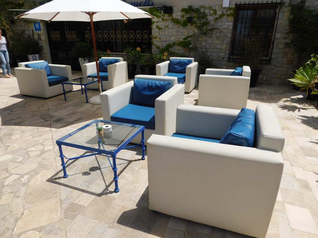 佩蒂特卡拉弗内尔斯酒店主图