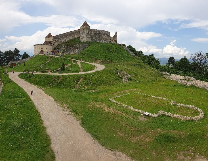 Rasnov Citadel: Garden and Panoramic View景点图片