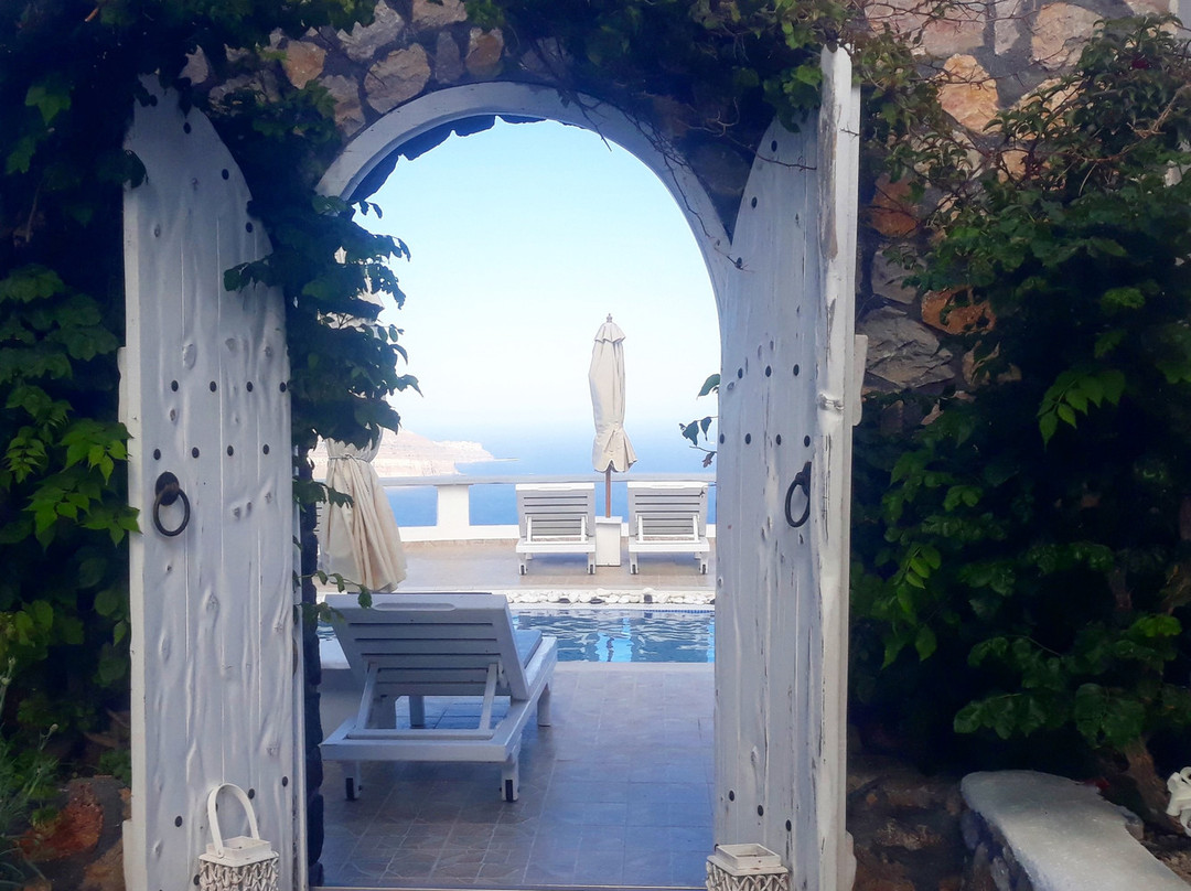 亚特里密套房酒店主图