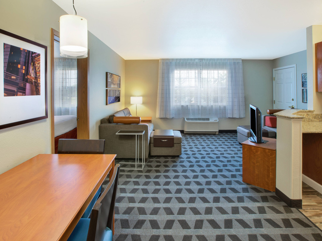 底特律斯特林高地广场套房酒店主图