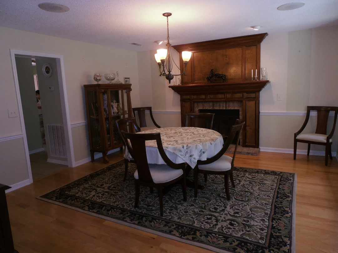 Tudor Oaks Inn主图