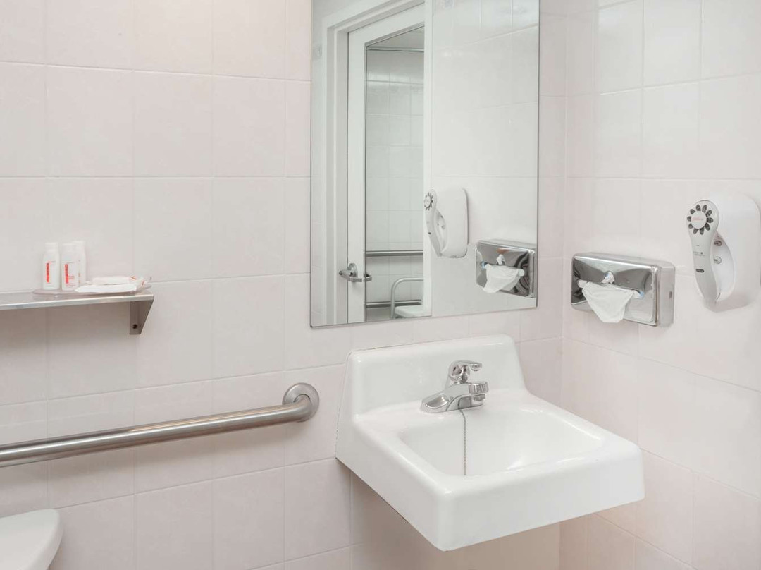 Ramada Hotel & Conference Center by Wyndham Hammond主图