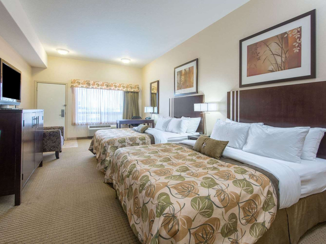 Ramada by Wyndham Wainwright主图