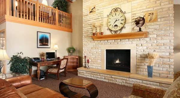 Fossil Creek Hotel & Suites I-70主图
