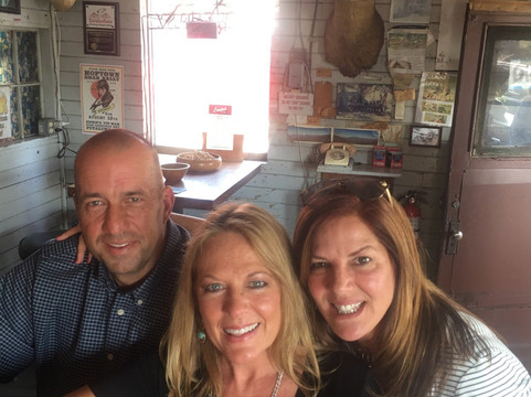 Ernie's Tin Bar-佩塔卢马必去景点