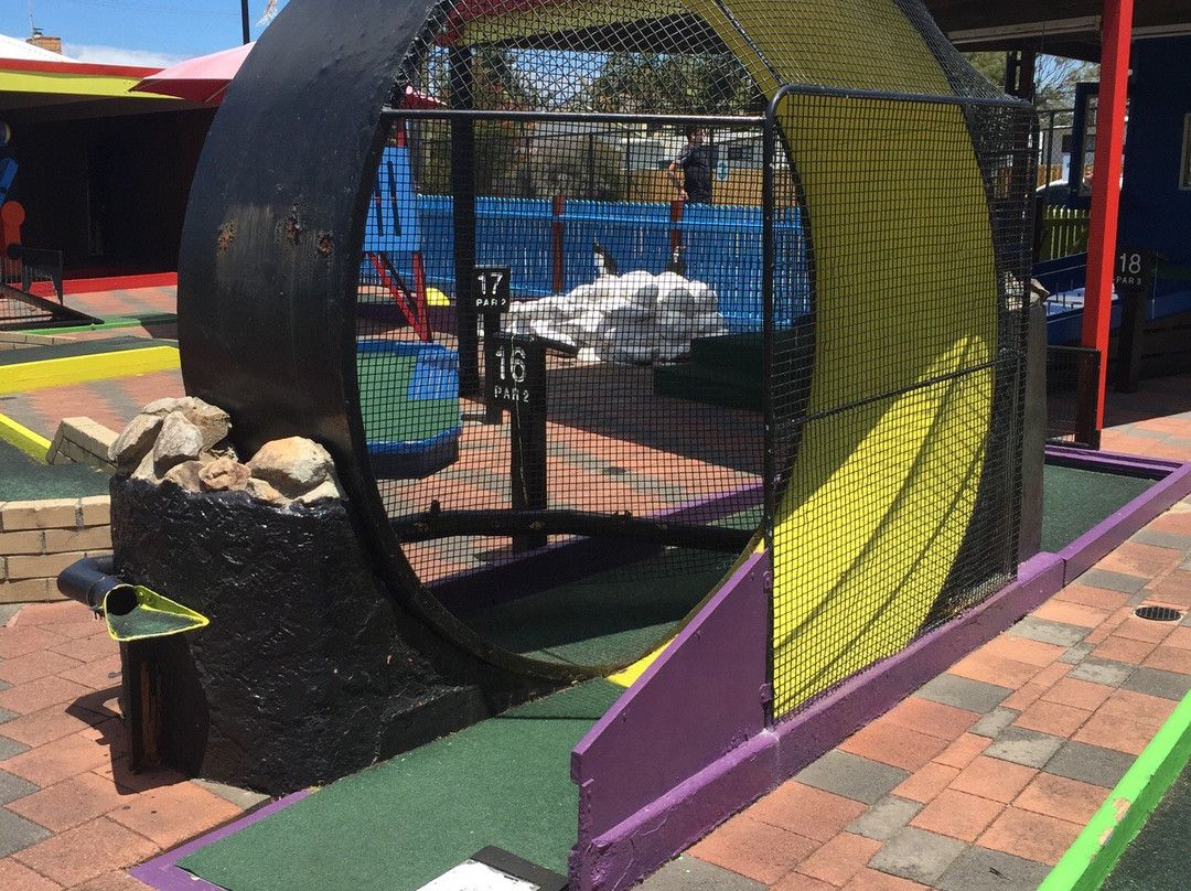 Lakes Entrance Mini Golf and Trampolines-莱克斯恩特伦斯必去景点