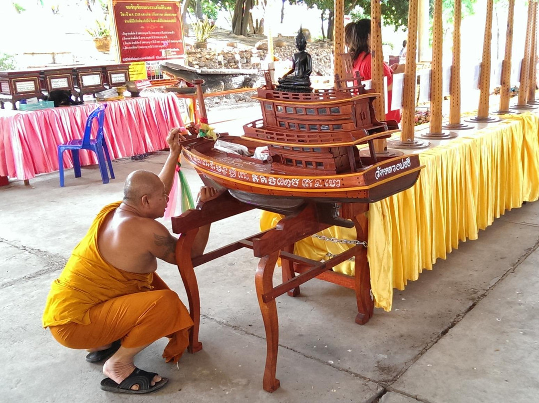 Luang Pho Dam Khoachedi-Samaesan必去景点
