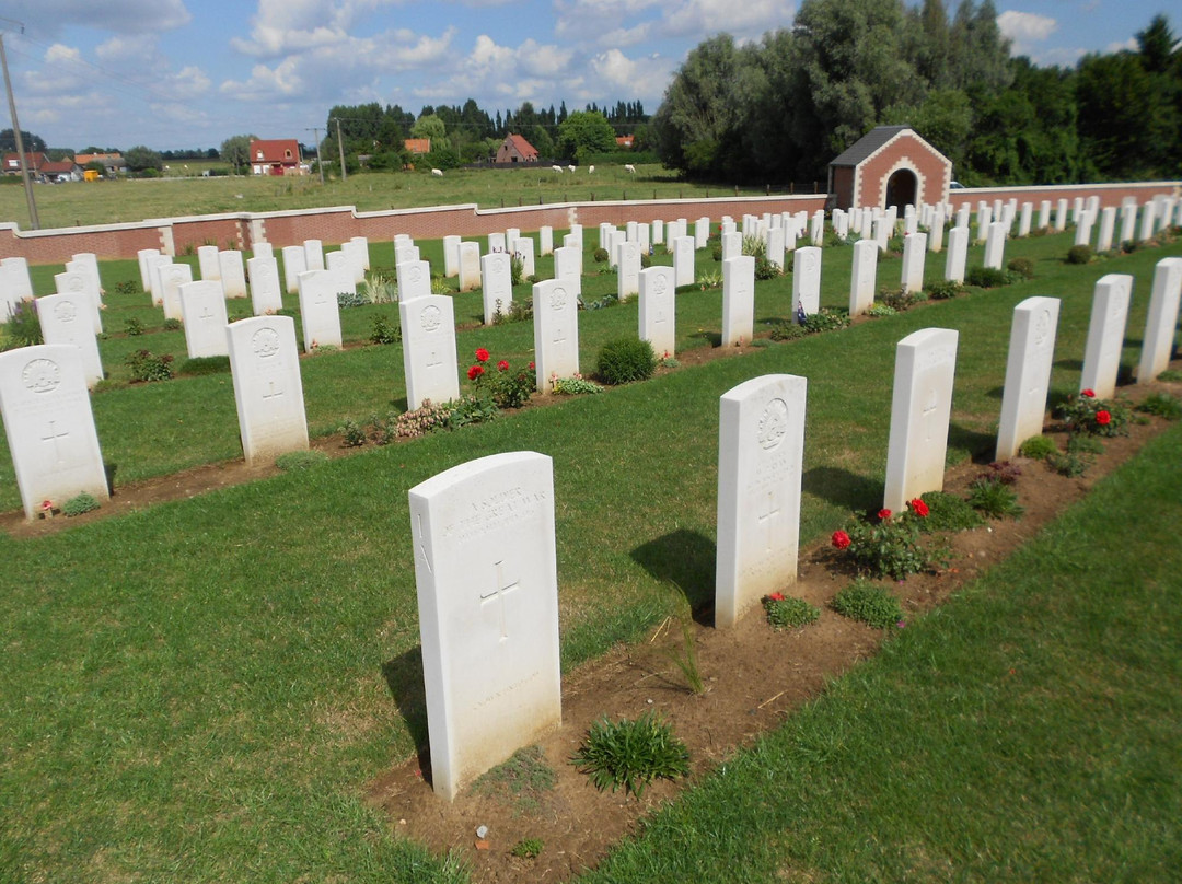 Pheasant Wood Military Cemetery景点图片