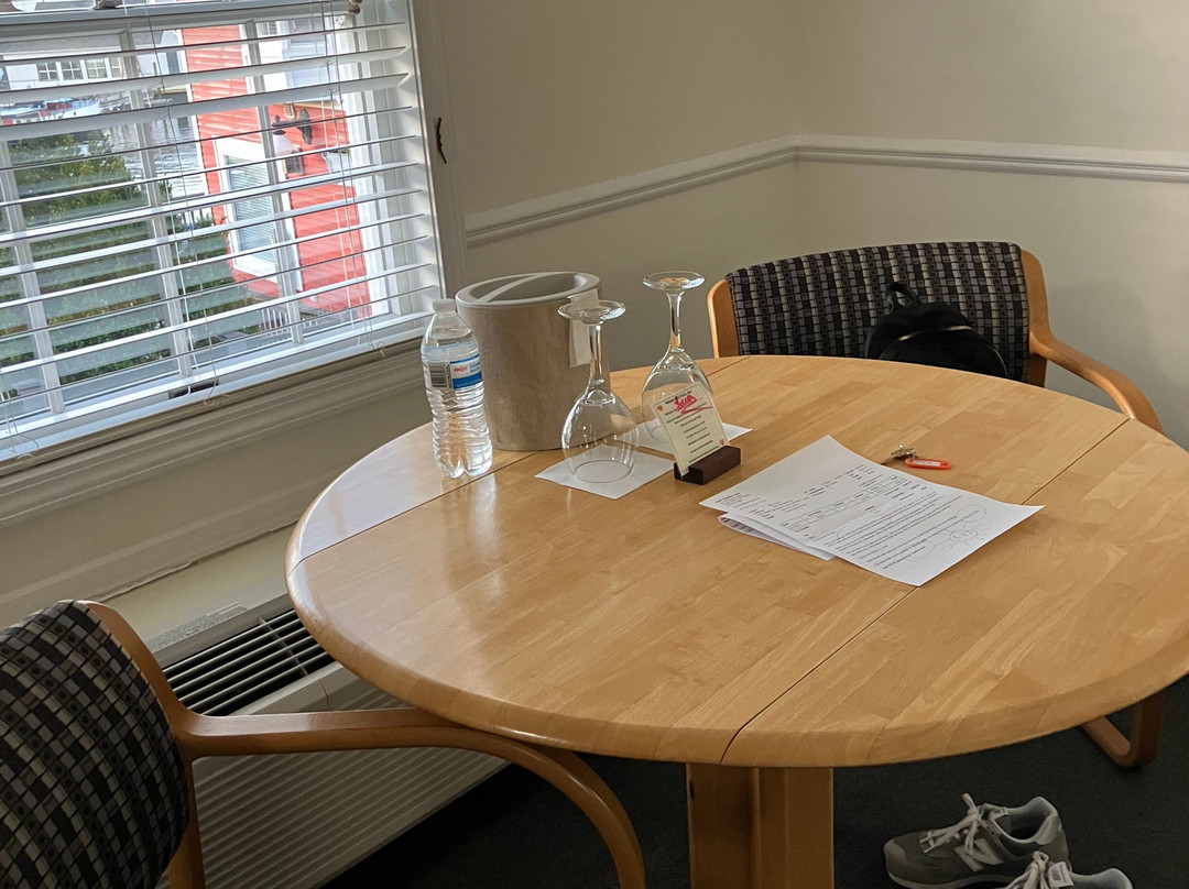 Old Harbor Inn主图