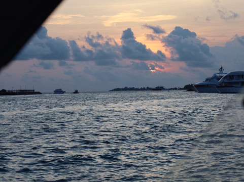 珊瑚海滩水疗大酒店主图