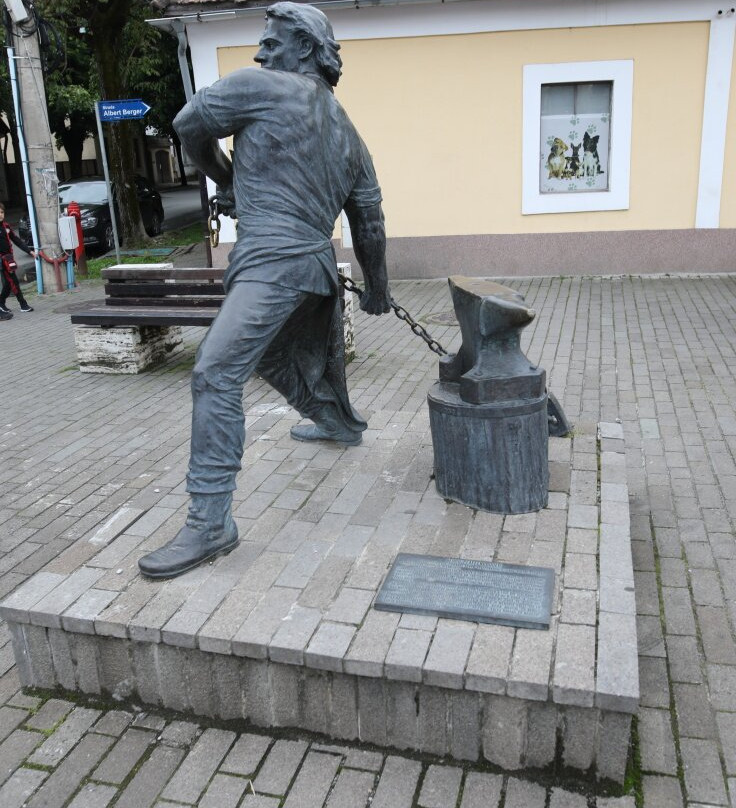 Georg Pfaffenbruder Statue-Bistrita必去景点