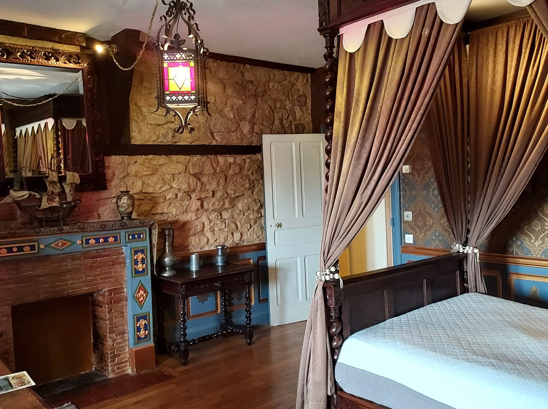 Chateau De Peufeilhoux-Vallon-en-Sully必去景点