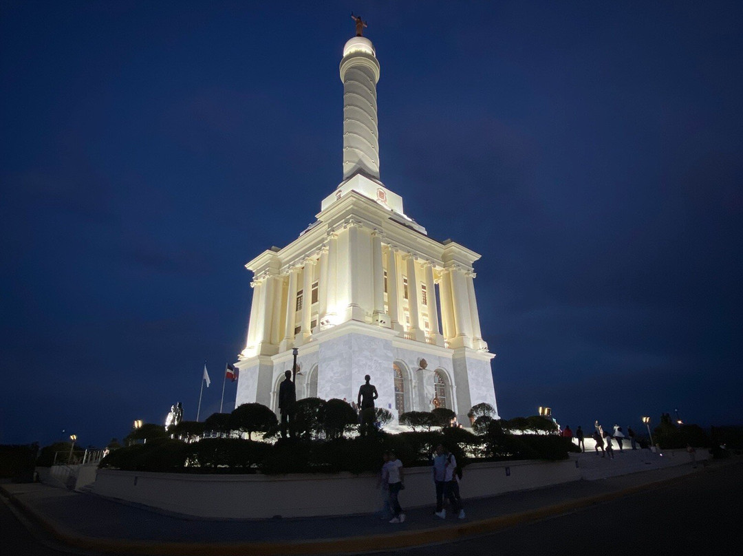 Monumento a los Heroes de la Restauracion-圣地亚哥必去景点