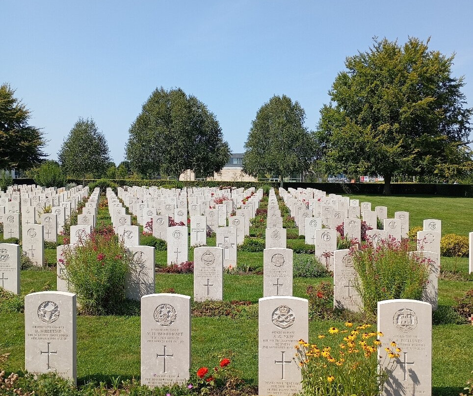 Bayeux War Cemetery-巴约必去景点
