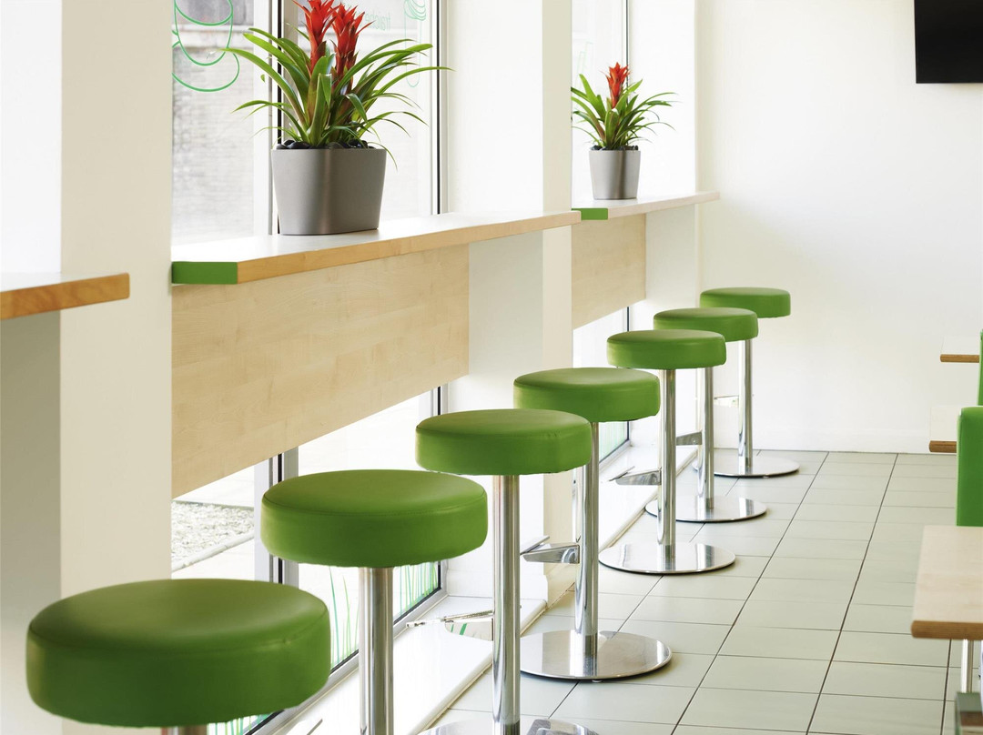 宜必思快捷纽波特酒店主图