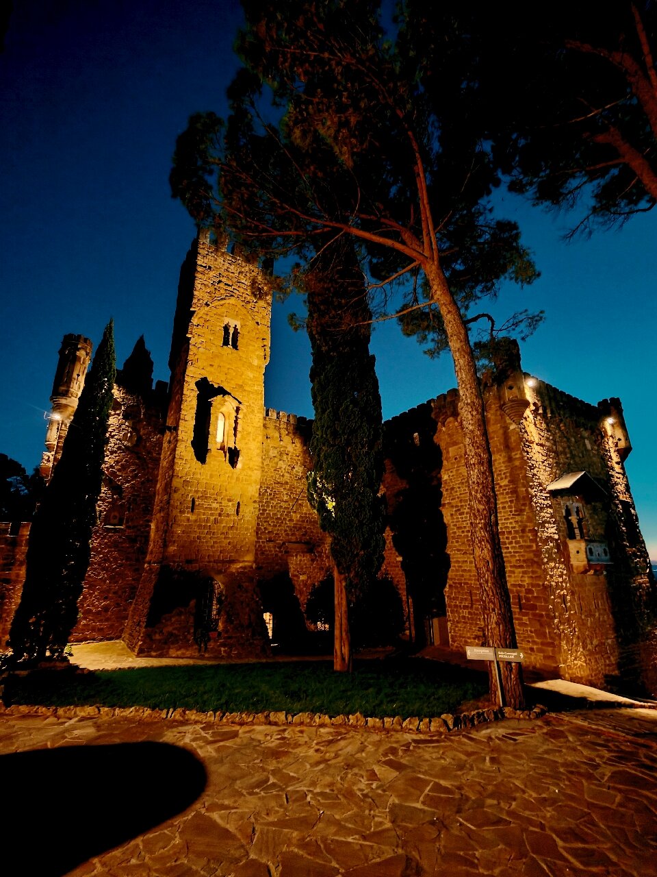 卡斯特罗迪蒙特罗尼酒店-官方