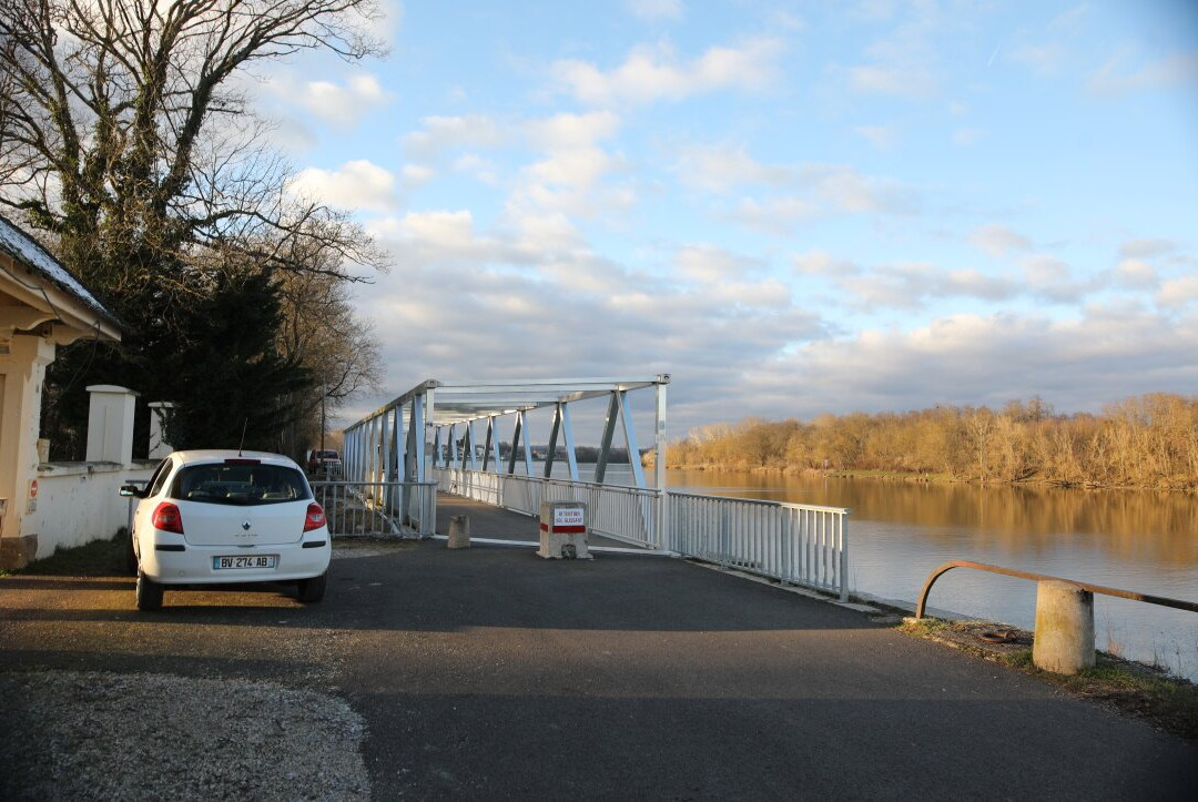 Passerelle de la Corne-Lux必去景点