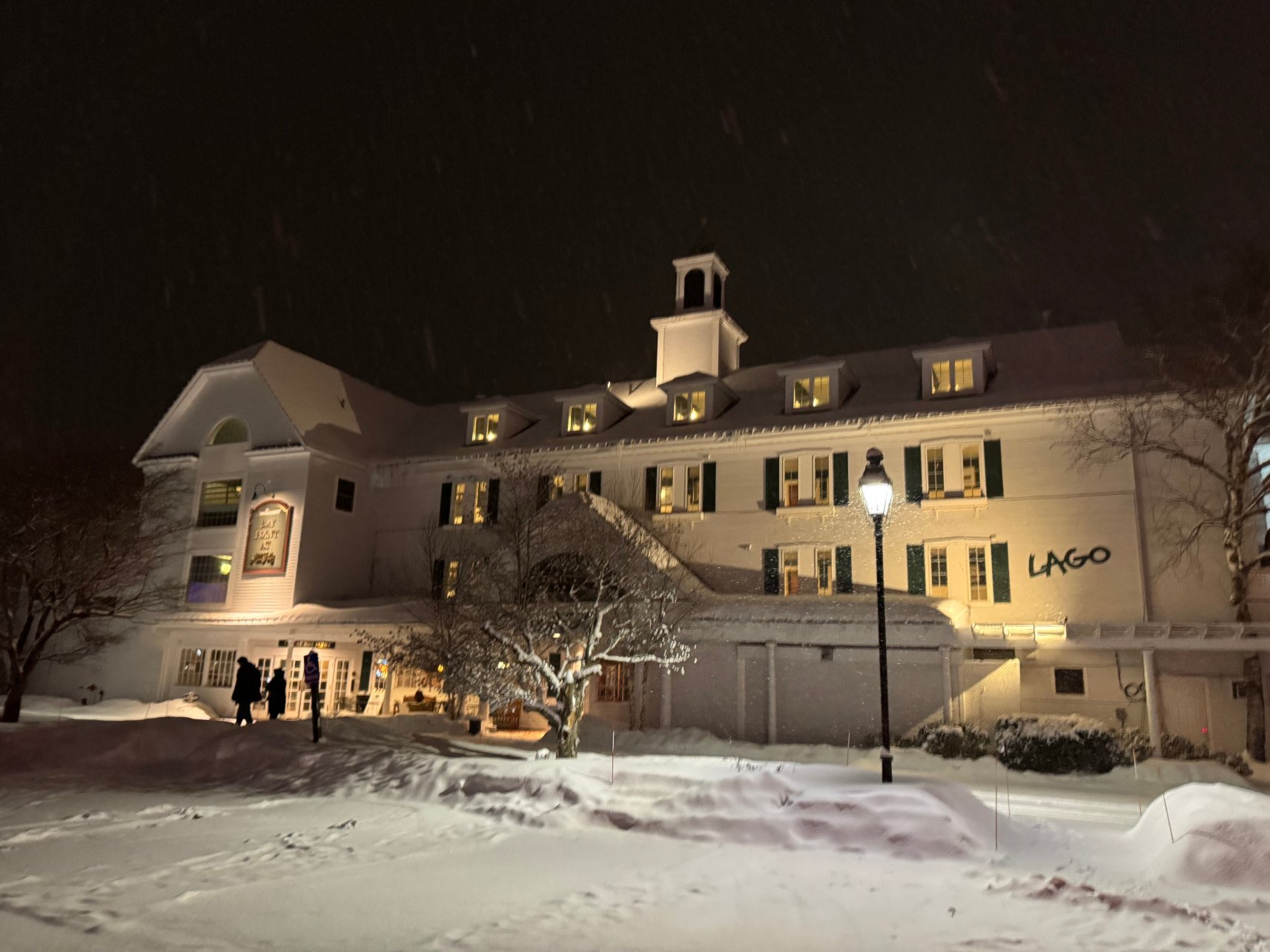 湖畔米尔瀑布度假村精选-官方