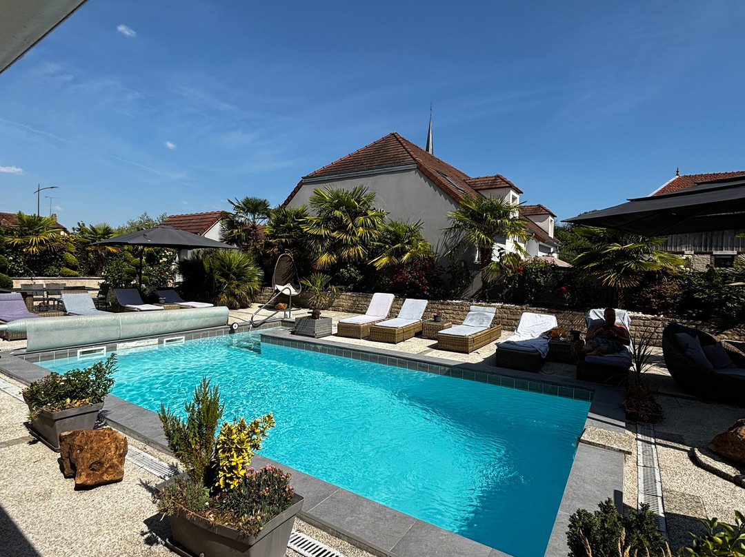 Gîte de la Villa de la Croix Avec Piscine et Parking à 4 Minutes de l'A26主图