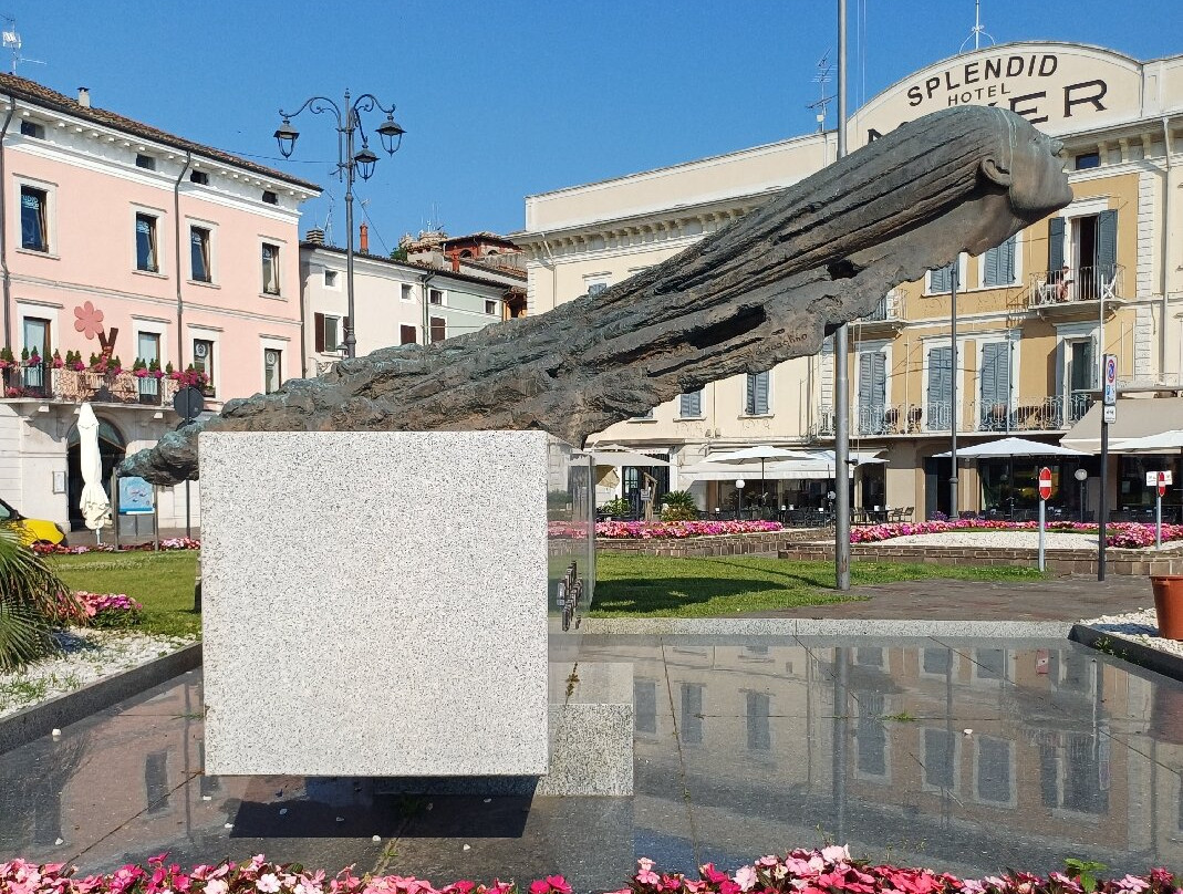 Monumento agli Aviatori del Reparto Alta Velocita-代森扎诺-德尔加达必去景点