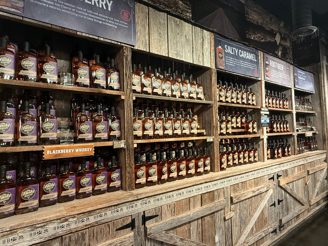 Ole Smoky Distillery - The Holler-盖林柏格必去景点