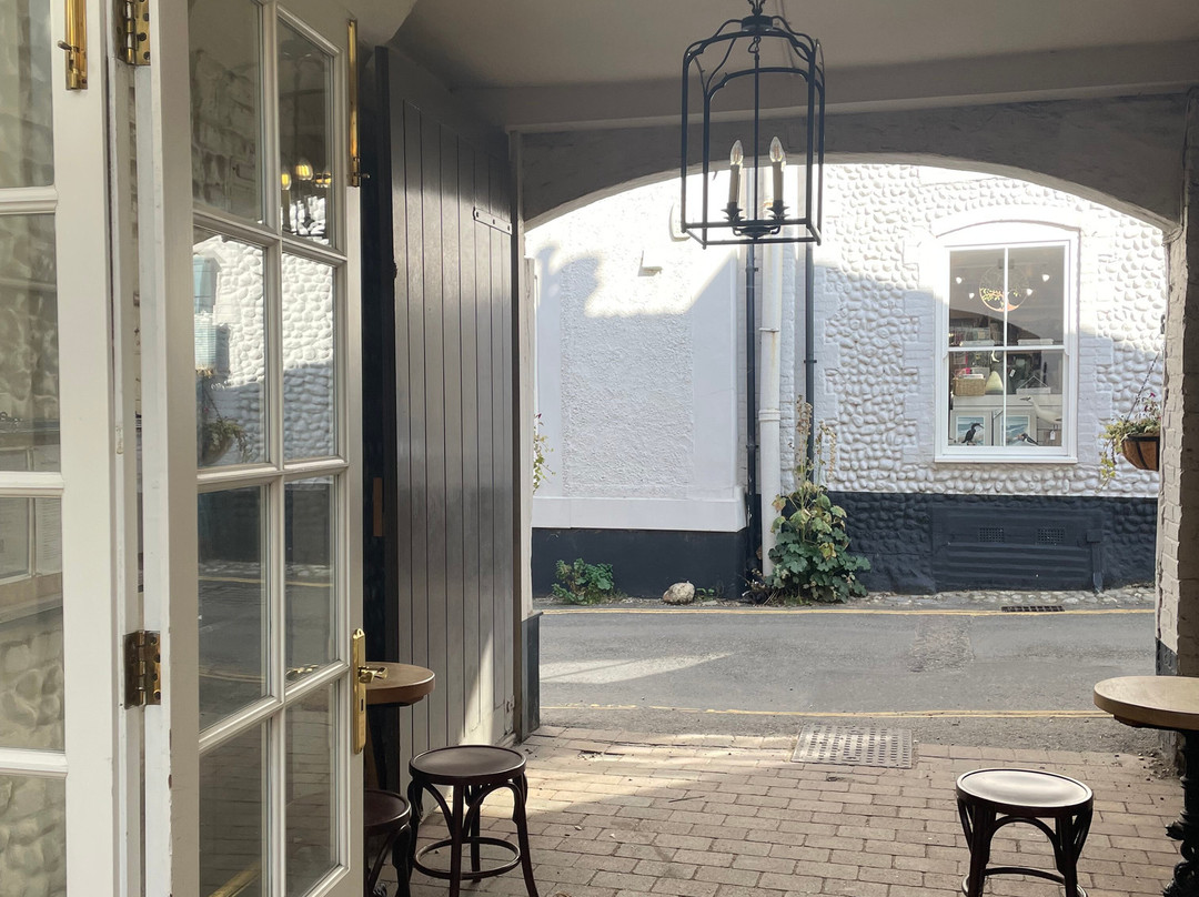 布莱克尼白马酒店主图