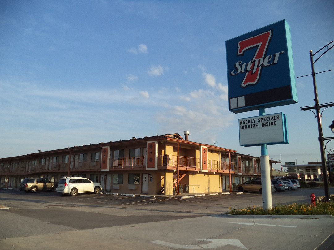 Super 7 Motel