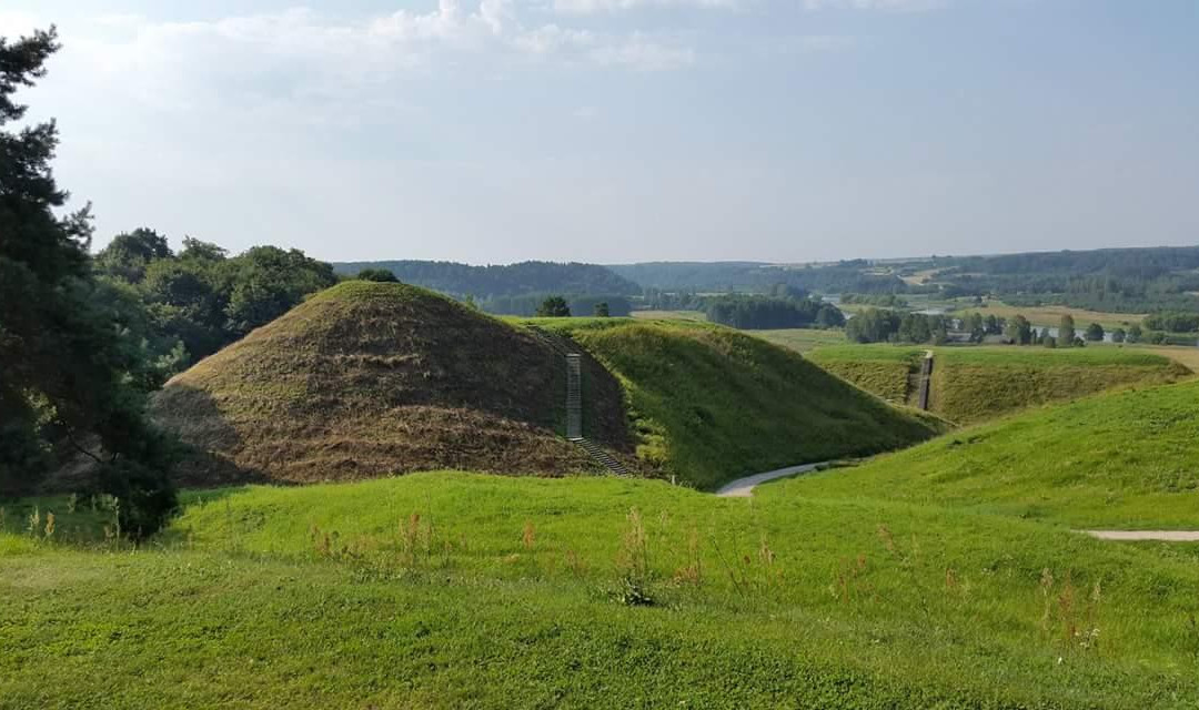 Kiemeliai旅游景点-Kernave Mounds