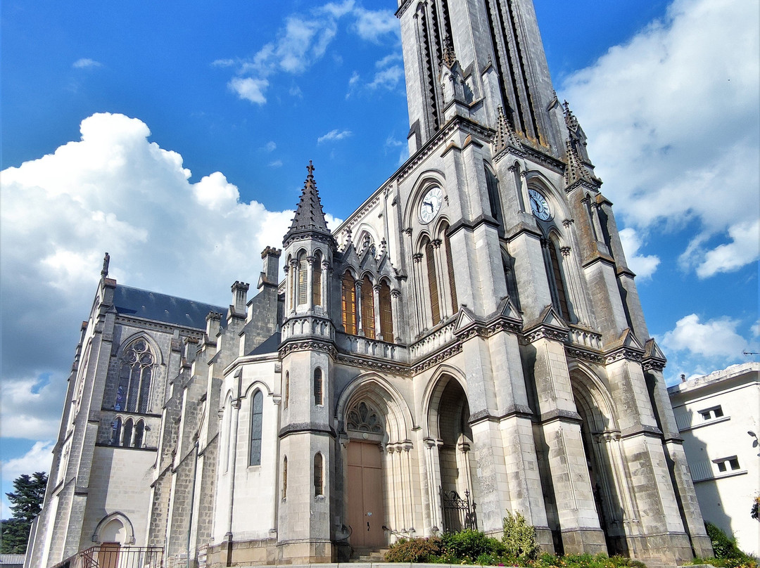 Eglise Saint Pierre de Cholet-绍莱必去景点