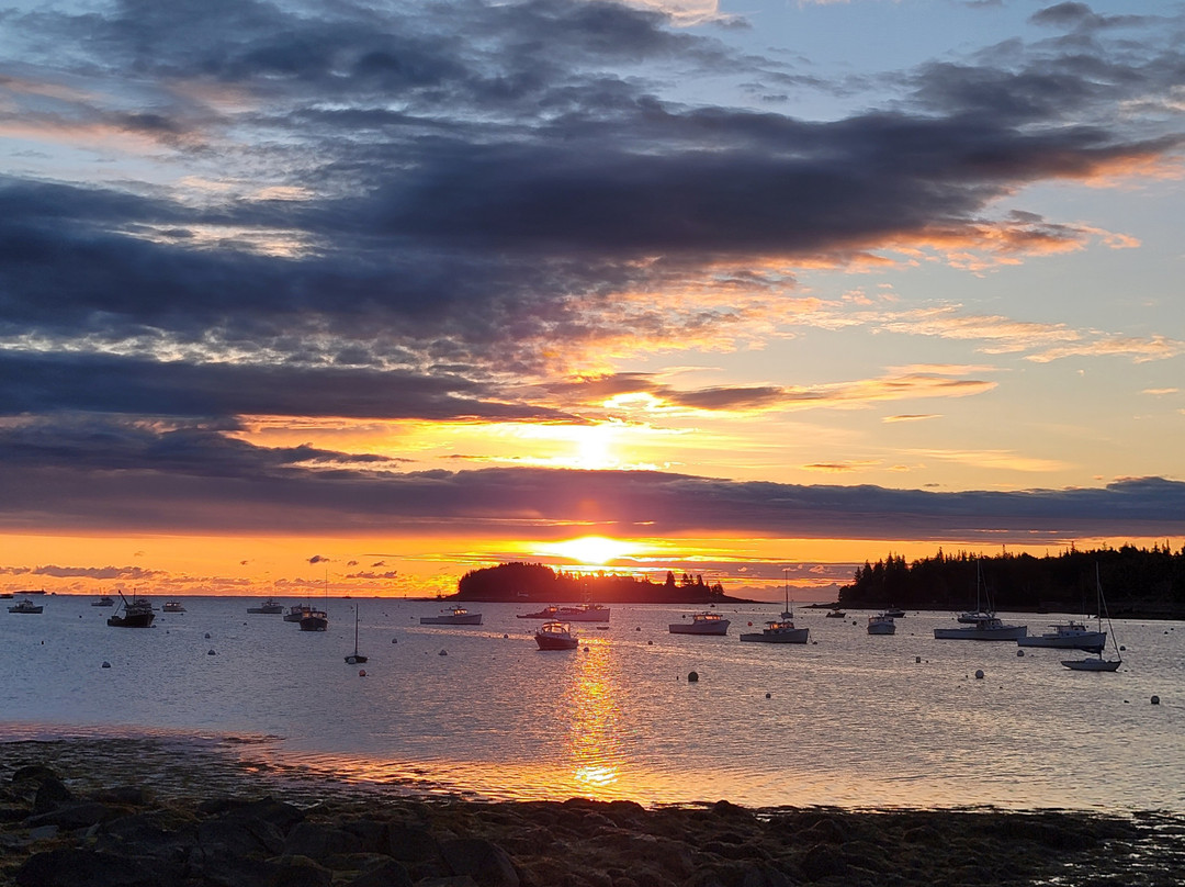 East Wind Inn & Suites主图